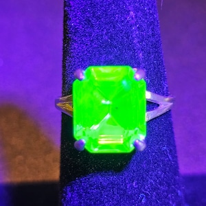 Anello in vetro di uranio taglio smeraldo taglia 4,5, 6, 7 o 8 in argento sterling con grande pietra in vetro di uranio vintage che brilla sotto la luce nera/UV