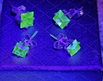 ワセリン灰皿 | ウランガラス製シガレットホルダー | UVライトで光る