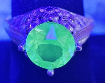 Anel de vidro de urânio com corte redondo, tamanho 7. Estilo vintage, em prata de lei nova, com uma pedra de vidro de urânio vintage que brilha sob luz negra/UV.