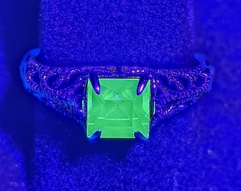 Anello Art Déco in vetro all'uranio taglio principessa, misure da 4 a 10,5, in argento sterling nuovo con pietra in vetro all'uranio che brilla sotto la luce nera/UV