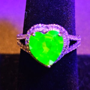 Anello con taglio a cuore in vetro di uranio, taglia da 4 a 10,5, nuovo argento sterling con pietra in vetro di uranio vintage da 10 mm che brilla sotto la luce nera/UV
