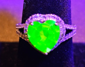 Anel em prata de lei com corte em coração e pedra de vidro de urânio, tamanhos 4 a 10,5, com uma pedra vintage de 10 mm que brilha sob luz negra/UV. Disponível nos tamanhos 4 a 10,5.