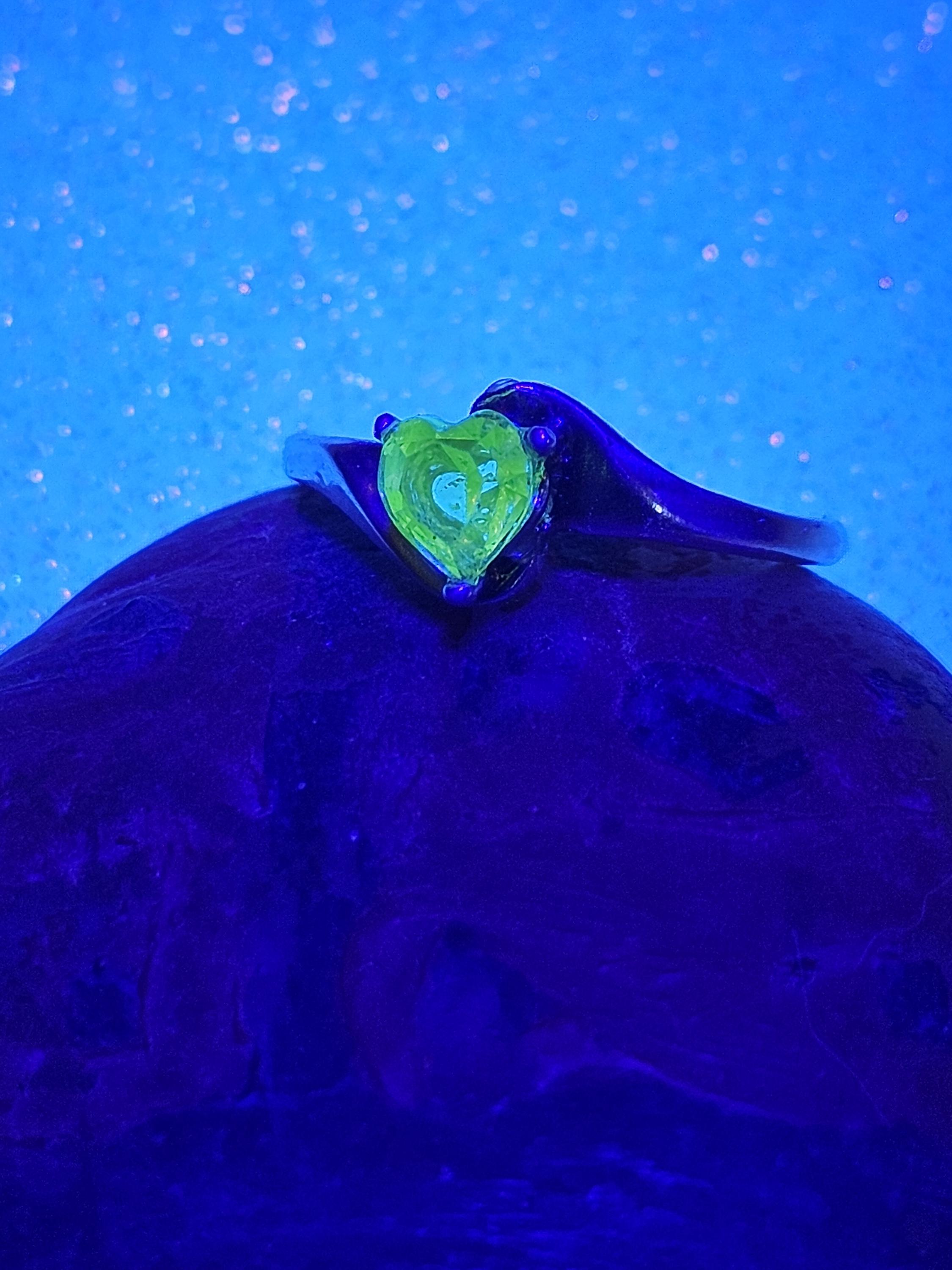 ウランガラスのハートカットリング、サイズ7の新品スターリング