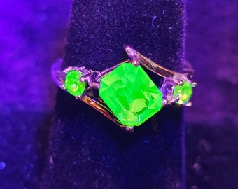 Uranglas Smaragd Ring Größe 4 bis 10,5 in neuem Sterling Silber mit einem Vintage Uranglas Stein, der unter Schwarz / Licht leuchtet