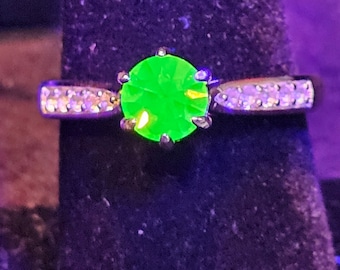 Anel vintage em prata de lei com pedra de vidro de urânio lapidada redonda, tamanhos 4 a 11. Pedra de vidro de urânio de 6 mm que brilha sob luz negra/UV.