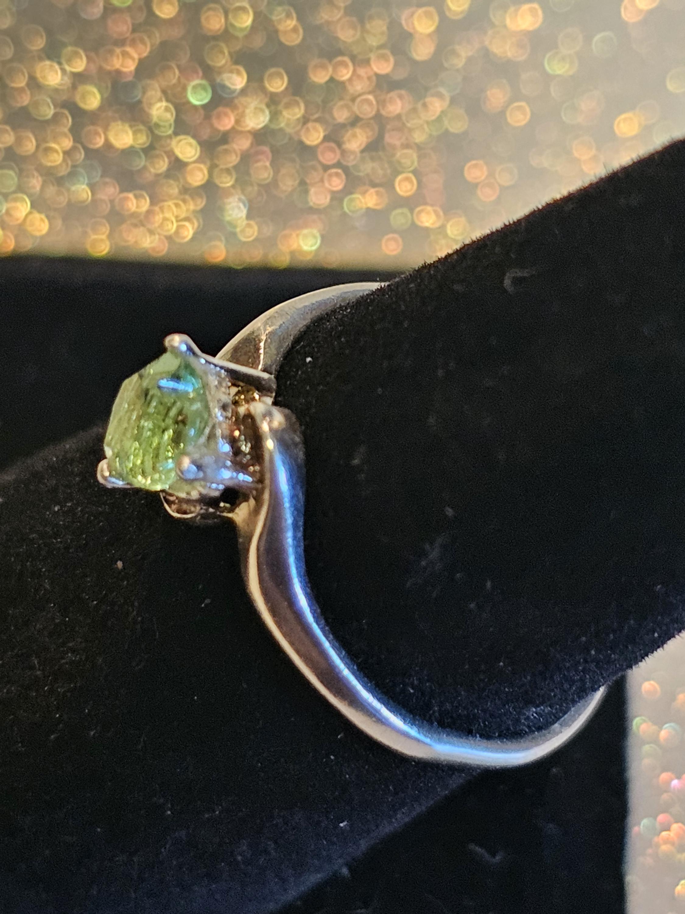 ウランガラスのハートカットリング、サイズ7の新品スターリング