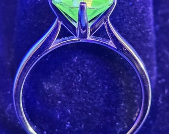 Anel solitário em prata de lei com pedra de vidro de urânio de 8 mm, lapidação redonda, tamanhos 6,5/7/7,5, que brilha sob luz negra/UV. Disponível nos tamanhos 6,5/7/7,5.
