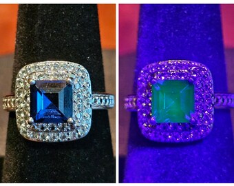 Anello in vetro di uranio taglio principessa, misura da 4 a 10,5, in argento sterling con pietra di vetro di uranio blu super rara che brilla sotto la luce nera/UV