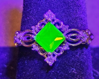 Anel novo em prata de lei com pedra de vidro de urânio lapidada em corte princesa, tamanhos 5 a 12, com uma pedra vintage de vidro de urânio de 6 mm que brilha sob luz negra/UV.