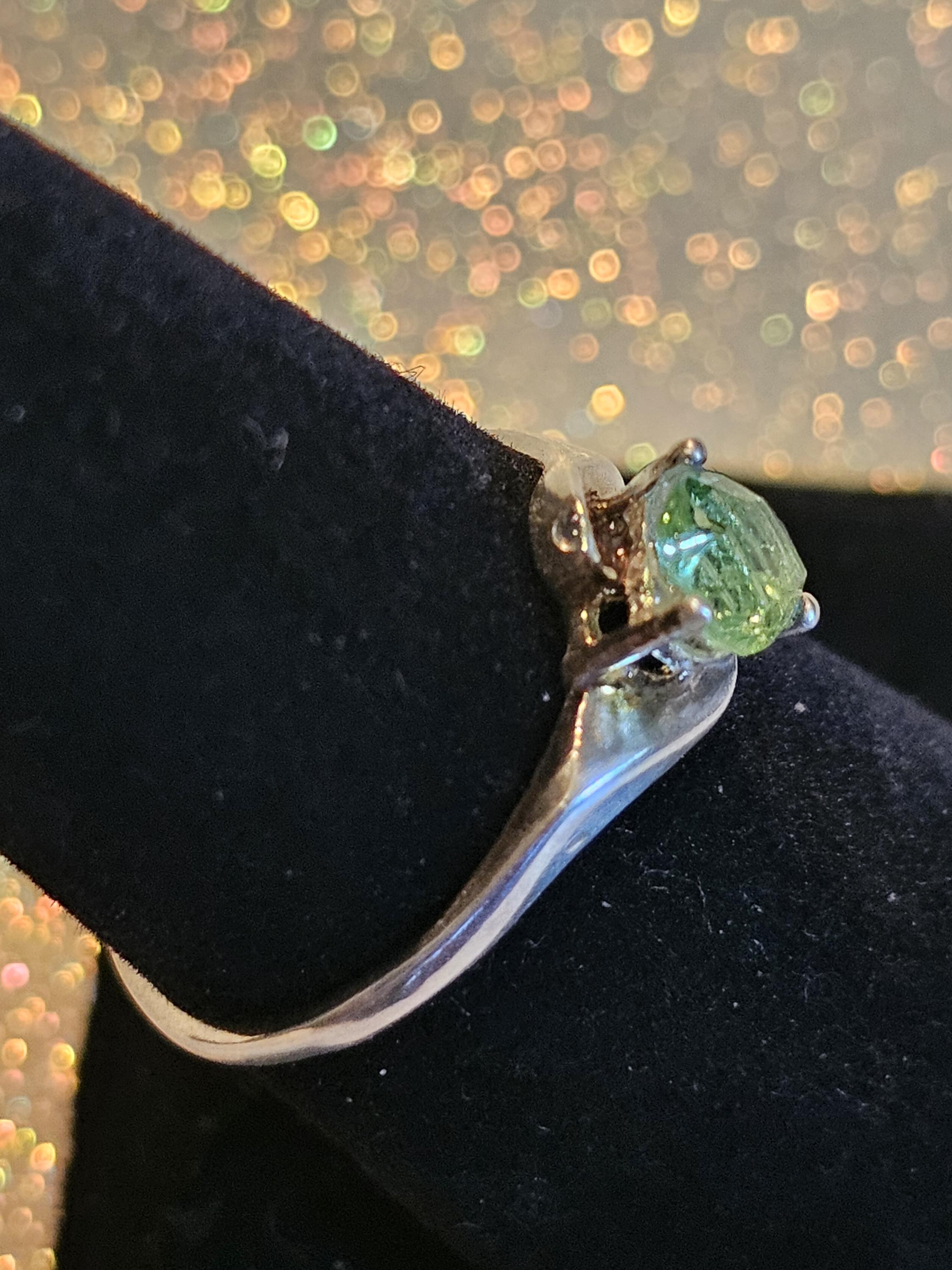 ウランガラスのハートカットリング、サイズ7の新品スターリング