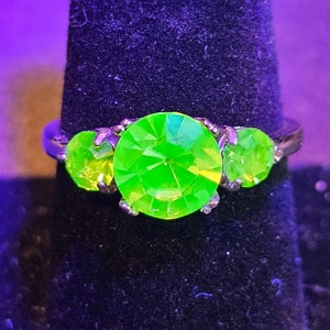 Anello in argento sterling nuovo con 3 pietre di vetro all'uranio vintage che si illuminano sotto la luce nera/UV, taglia 6, 7, 8 o 9.
