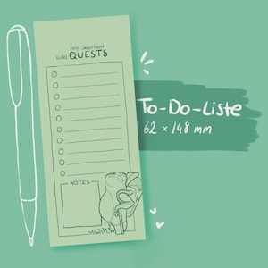 Può includere: Un blocco note verde per la lista delle cose da fare con un'illustrazione di rana e il testo "very important bide) QUESTS" e "NOTES". Il blocco note misura 62 x 148 mm.
