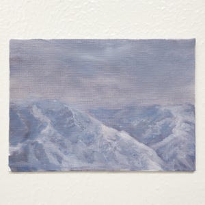 Puede incluir: Una pintura de una cordillera con una gama de colores azul claro y blanco. Las montañas están cubiertas de nieve y el cielo es de un azul claro.