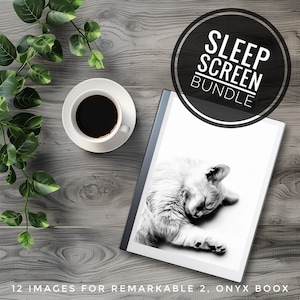 Op de afbeelding: Een zwart-witfoto van een slapende kat op een witte achtergrond. De foto is in een zwart frame en ligt op een houten tafel. De tekst "SLEEP SCREEN BUNDLE" staat in een cirkel boven de foto.