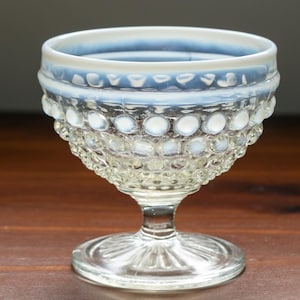 Vaso de sorbete opalescente azul piedra lunar de Anchor Hocking vintage (1941-1946): ¡una cucharada de magia de mediados de siglo!