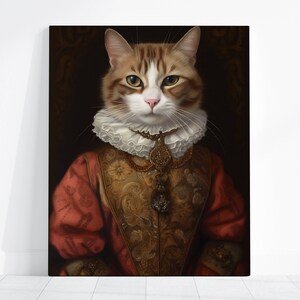 Pu&ograve; includere: Stampa su tela raffigurante un ritratto regale di un gatto. Il gatto, con pelo marrone e bianco, indossa abiti rinascimentali, tra cui un colletto a balze, un gilet dorato ornato e un abito rosso. Lo sfondo &egrave; scuro.