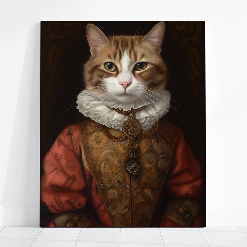 Pu&ograve; includere: Stampa su tela raffigurante un ritratto regale di un gatto. Il gatto, con pelo marrone e bianco, indossa abiti rinascimentali, tra cui un colletto a balze, un gilet dorato ornato e un abito rosso. Lo sfondo &egrave; scuro.