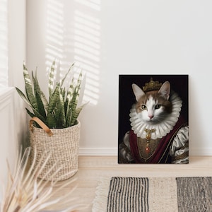 Pu&ograve; includere: Stampa su tela raffigurante un ritratto di gatto reale. Il gatto indossa una corona d'oro, un colletto a balze e un abito rosso e oro. Il gatto ha pelo bianco e arancione e occhi verdi. Lo sfondo &egrave; scuro.