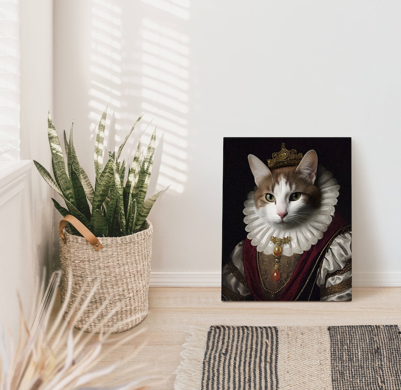 Pu&ograve; includere: Stampa su tela raffigurante un ritratto di gatto reale. Il gatto indossa una corona d'oro, un colletto a balze e un abito rosso e oro. Il gatto ha pelo bianco e arancione e occhi verdi. Lo sfondo &egrave; scuro.