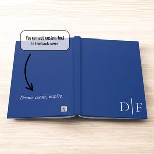 Peut inclure: Un journal bleu avec le texte "Dream, create, inspire." et les initiales "D|F" imprim&eacute;es sur la couverture. L'image comprend une l&eacute;gende qui dit "Vous pouvez ajouter du texte personnalis&eacute; au dos de la couverture."
