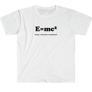Może przedstawiać: Biała koszulka z równaniem E=mc² wydrukowanym na czarno. Poniżej znajduje się tekst "Energy = motivation x commitment". Koszulka ma krótkie rękawy i okrągły dekolt.