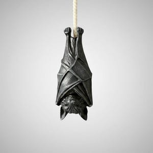 Lámpara de araña de murciélago gótico, de resina pintada a mano, decoración de baño espeluznante