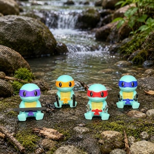 Puede incluir: Cuatro pequeñas figuras de tortuga de color azul claro con petos amarillos, cada una con una máscara de distinto color: morado, naranja, rojo y azul. Cada figura sostiene un arma en miniatura, incluyendo un bastón, nunchakus y dos hojas.