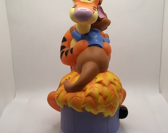 Salvadanaio in gomma vintage Tigro che abbraccia Roo della Disney