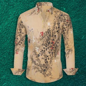Pode incluir: Uma camisa de manga comprida com um padrão floral em bege, preto, vermelho e branco. A camisa tem uma gola clássica e punhos abotoados. O design floral cobre toda a camisa, criando um visual coeso e elegante.