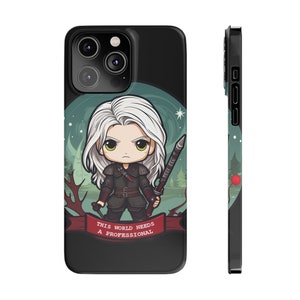 Puede incluir: Una funda de teléfono negra con una imagen de dibujos animados de un personaje de pelo blanco sosteniendo una espada. El personaje lleva un atuendo negro y marrón. El texto "This world needs a professional" está en una cinta roja.
