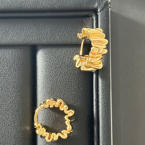 Celine – Ohrringe aus 18 Karat geschmolzenem Gold, kreolische Ohrringe, Creolen, Edelstahlschmuck, Mini-Gold-Creolen,