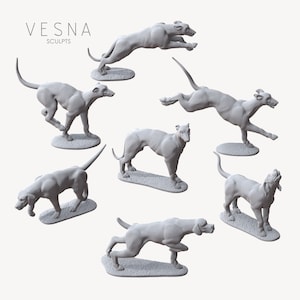 Op de afbeelding: Set van zeven windhond-beeldjes in verschillende poses. De beeldjes zijn gemaakt van glad, wit materiaal en bevinden zich allemaal in een rennende of springende positie. De beeldjes zijn gerangschikt op een witte achtergrond.