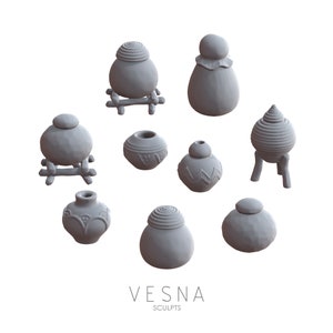 Peut inclure: Une collection de huit pots en céramique gris avec différentes formes et motifs. Certains pots ont des couvercles, tandis que d'autres ont des motifs complexes. Les pots sont disposés en cercle sur un fond blanc. Le texte "VESNA SCULPTS" est affiché sous les pots.