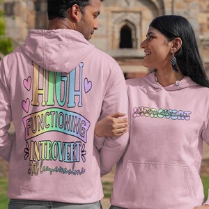 Felpa con cappuccio kawaii introverso ad alta funzionalità Felpa con cappuccio colorata e brillante Dichiarazioni audaci Felpa con cappuccio carina Divertente Comoda e confortevole Colori Felpa con cappuccio di tendenza audace