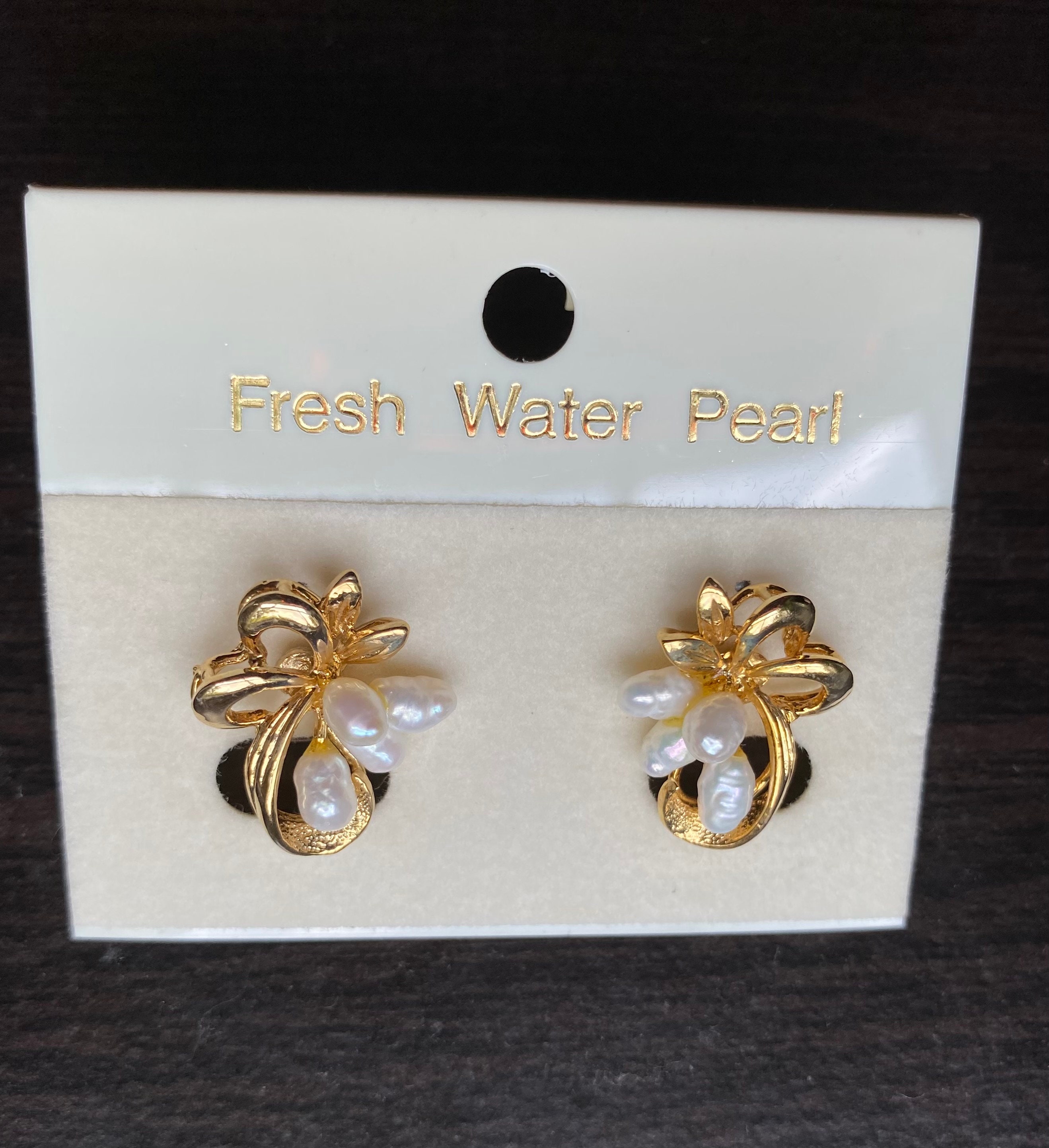 ピアス VINTAGE HOLLYWOOD Tiny Ribbon Earrings 4BFK515 Vintage Script Gold Tone Name 
