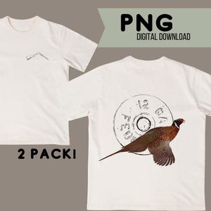 Może przedstawiać: Dwie białe koszulki z motywem myśliwskim. Przód koszulki ma mały obrazek strzelby. Tył koszulki ma większy obrazek bażanta lecącego nad łuską od strzelby kalibru 12. Tekst "2 PACK!" jest nadrukowany na przodzie koszulek.