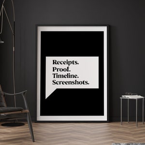 Könnte beinhalten: Ein gerahmter Schwarz-Weiß-Druck mit den Worten "Receipts. Proof. Timeline. Screenshots." in einer Sprechblase. Der Druck wird in einem modernen Wohnraum mit einem schwarzen Stuhl, einer Stehlampe und einem Beistelltisch ausgestellt.