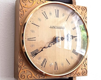 Reloj de pared Junghans vintage con forma de reloj de pulsera y números romanos, década de 1960.