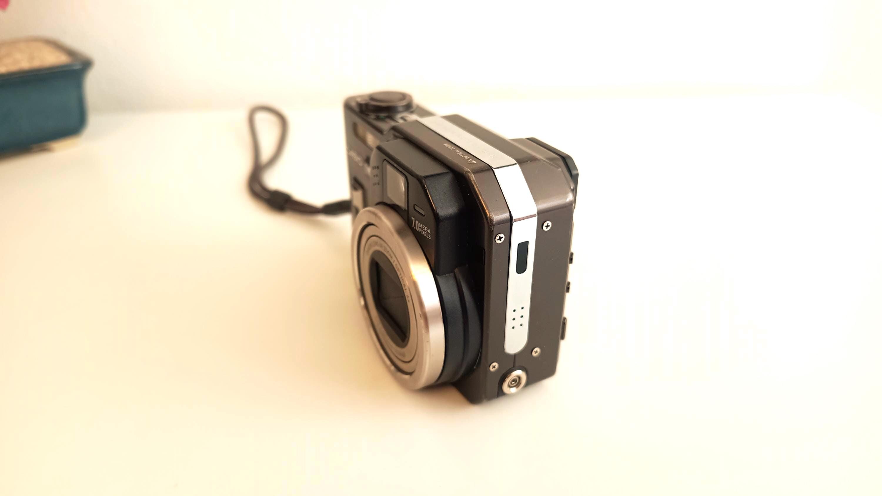 CASIO EXILIM EX-P700 Retro Compact Digital Camera Tested Working