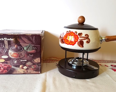 Service à fondue rétro Flower Power : ustensiles de cuisine en émail floral des années 1970 - France