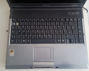 Portátil vintage Sony Vaio PCG-8N1M en funcionamiento