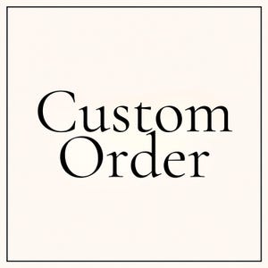 Op de afbeelding: Een vierkante afbeelding met een dunne zwarte rand op een crèmekleurige achtergrond. De tekst Custom Order staat gecentreerd in het midden van de afbeelding, geschreven in een zwart, schreefloos lettertype met duidelijke letters.
