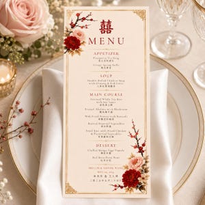 Könnte beinhalten: Eine rechteckige Hochzeitsmenükarte auf cremefarbenem Papier mit Goldrändern, verziert mit roten und rosafarbenen Blumenillustrationen. Der Text enthält das chinesische Symbol für doppeltes Glück, das Wort MENU und eine Liste der Gänge.