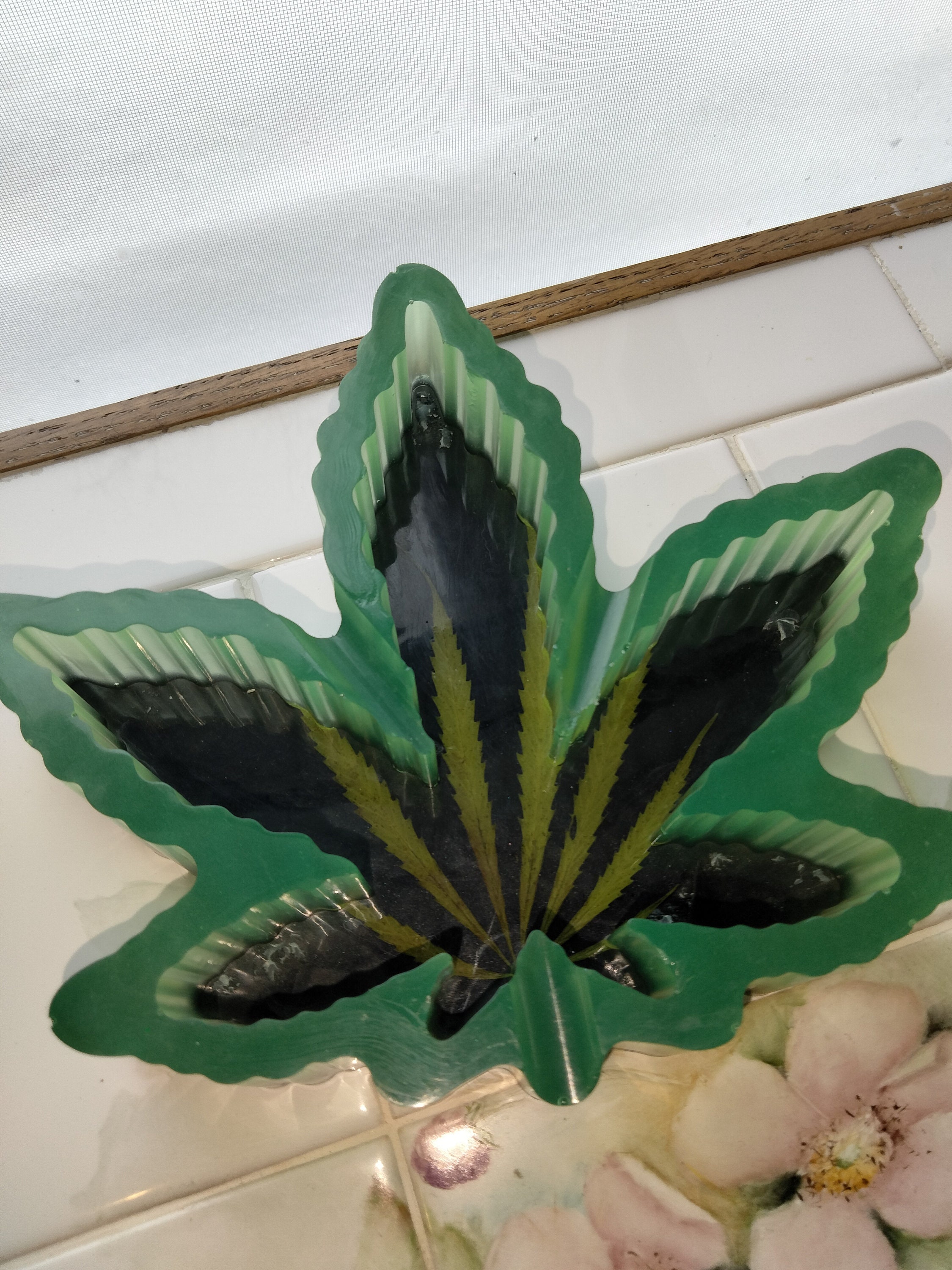  Glass Home Ashtray Marijuana Leaf Shape Ashtrays for Weed 420  Cannabis Cigarette Ash tray for Men, Secret Santa Gag Gift (Green) : Home &  Kitchen