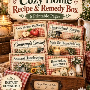 Op de afbeelding: Een houten doos met printbare pagina's getiteld Cozy Home Recipe & Remedy Box, met zes kaarten met rode vichy-ruitjes, bloemenillustraties en teksten zoals Cozy Simmer Pot Recipes, Home Refresh en Homemaking Ephemera.