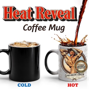 Peut inclure: Un mug à café thermosensible présenté en deux états : un mug noir uni étiqueté COLD et un mug blanc avec l'illustration d'une silhouette musclée portant un chapeau de cowboy étiqueté HOT. Le texte Heat Reveal Coffee Mug et Gunslinger's Brew est visible.
