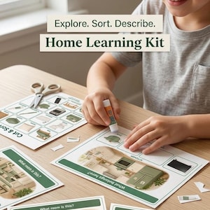 Può includere: Un kit di apprendimento domestico con fogli di attività stampati che mostrano oggetti e stanze della casa. I fogli includono testo come Explore. Sort. Describe., Cut & Sort, What room is this? e What belongs here?. Viene utilizzato uno stick di colla.
