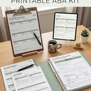 Pode incluir: Um kit ABA profissional imprimível com um registo de observação ABC numa prancheta de madeira, um tablet com uma folha de dados e um dossier de argolas contendo relatórios de incidentes e folhas de recolha de dados em verde sálvia.