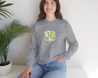 Sweatshirt „Mädchen im gelben Regenmantel zwischen weißen Gänseblümchen“ | florales Grafik-Design für ABA-Therapeuten