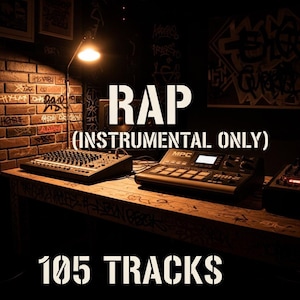 Puede incluir: Imagen de un estudio de música con la palabra "RAP" en blanco. Debajo, se lee "(INSTRUMENTAL ONLY)". El texto "105 TRACKS" está en la parte inferior. La escena incluye una mesa de mezclas y un MPC.